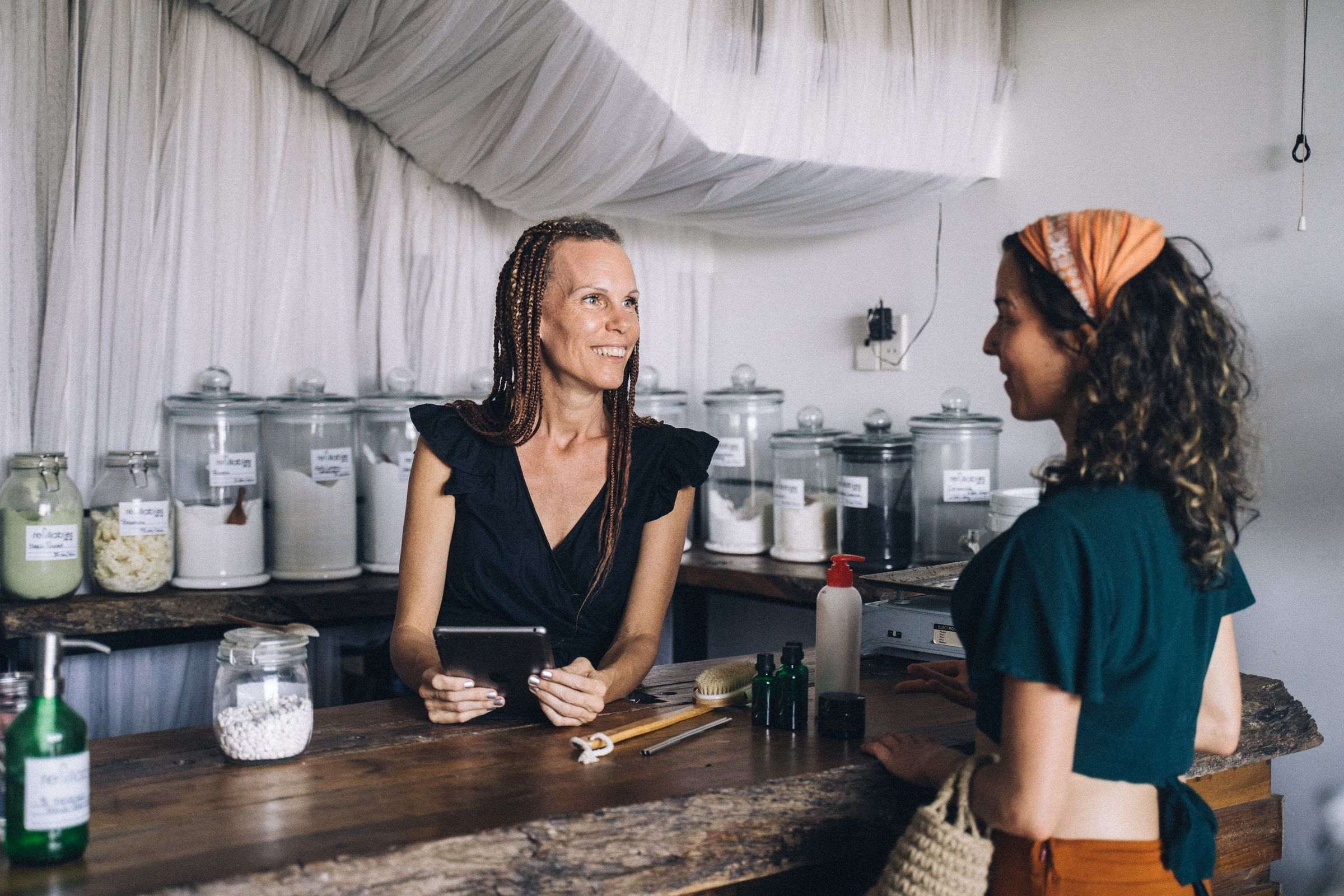 Commerçante servant un client au comptoir de sa boutique