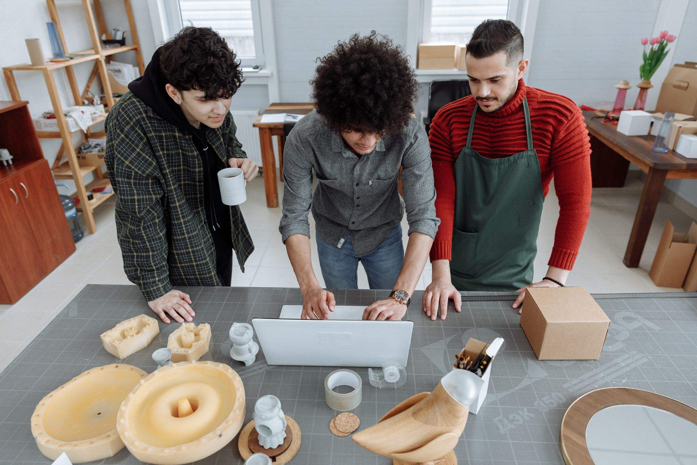 Créatrice d’entreprise au travail dans son atelier