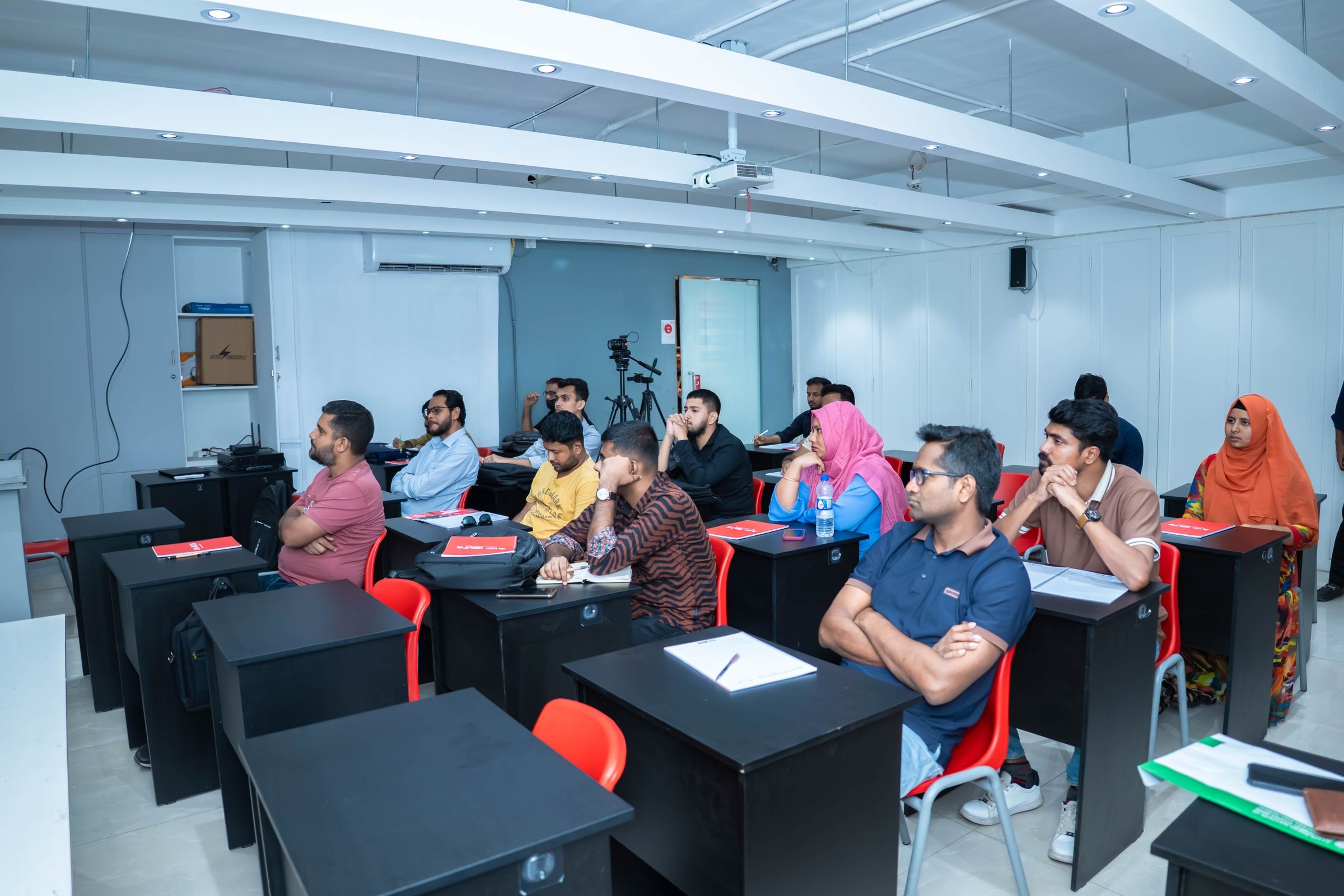 Adultes en formation professionnelle dans une salle de cours