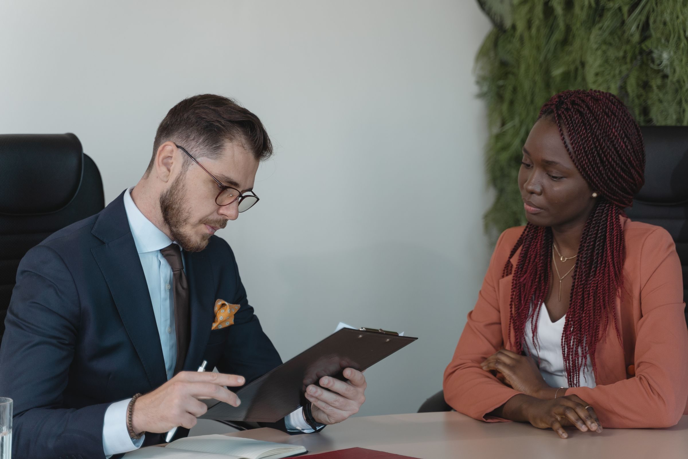 Entretien d’embauche entre une recruteuse et un candidat